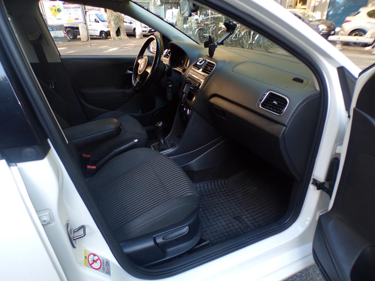 AUTO VOLKSWAGEN POLO 5P COMFORTLINE BI-FUEL DEL 2010 CON 227.500 KM