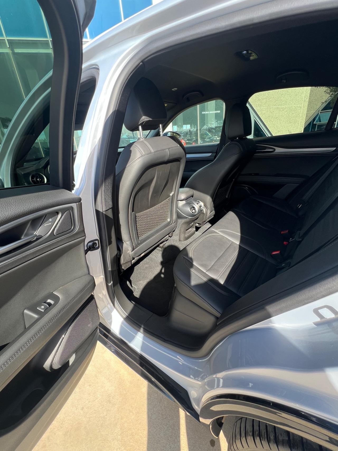 Alfa Romeo Stelvio Veloce Q4 210cv possibilità noleggio no scoring