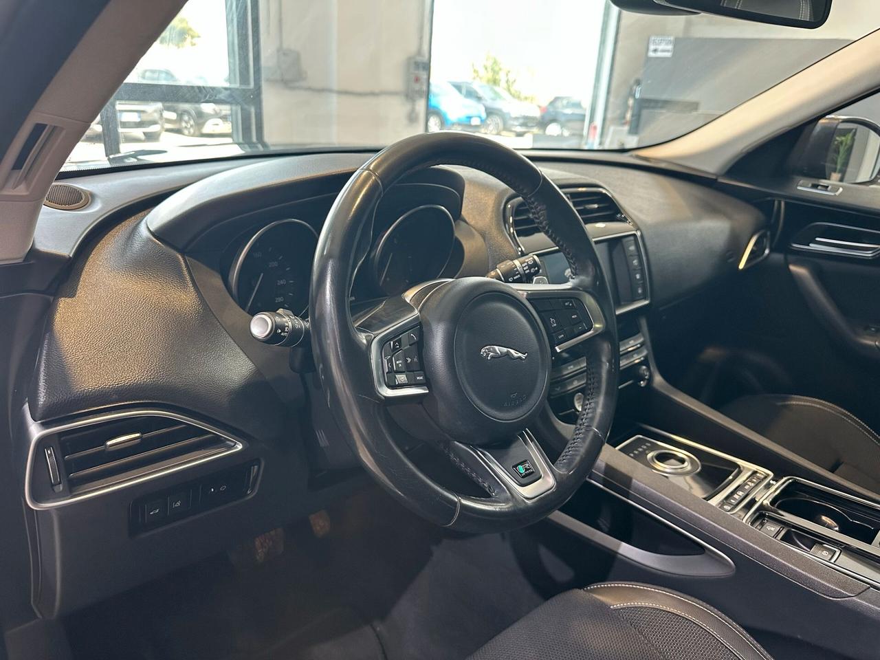 Jaguar F-Pace 2.0 D 180 CV AWD aut. R-Sport