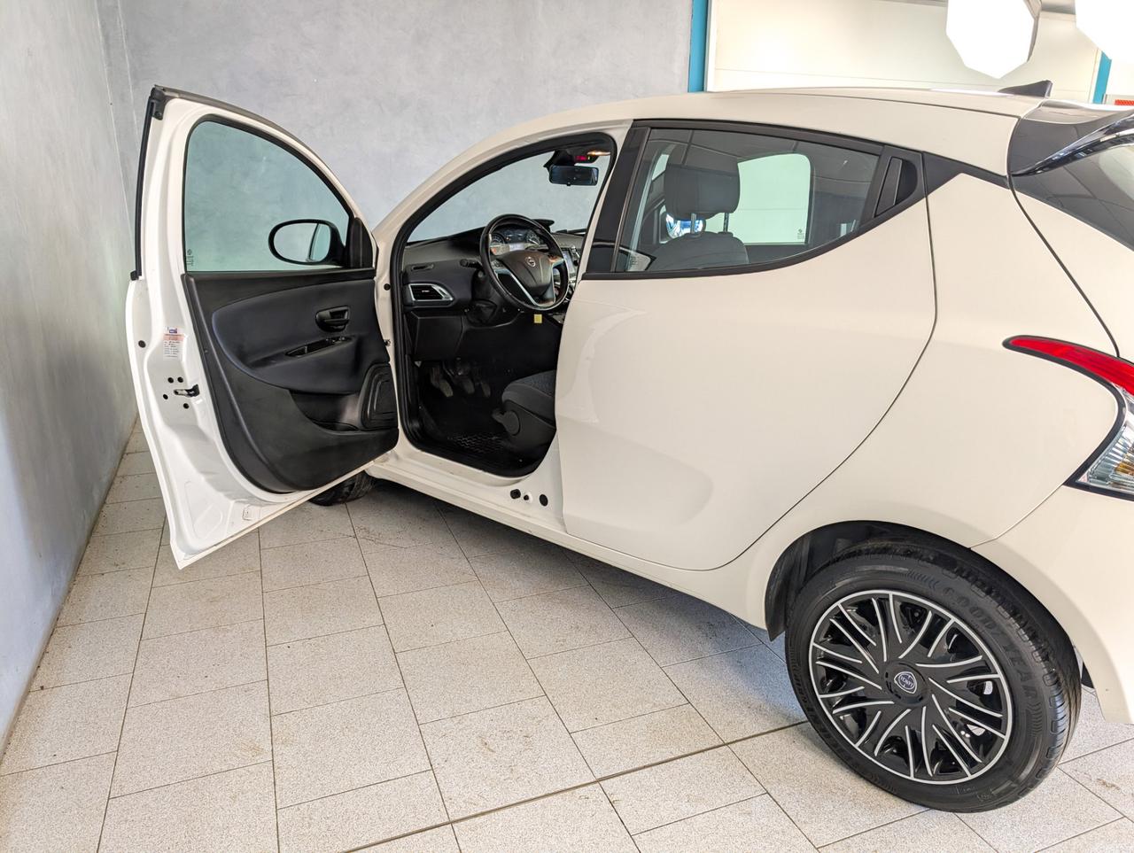 Lancia Ypsilon 1.0 Hybrid 70cv Gold