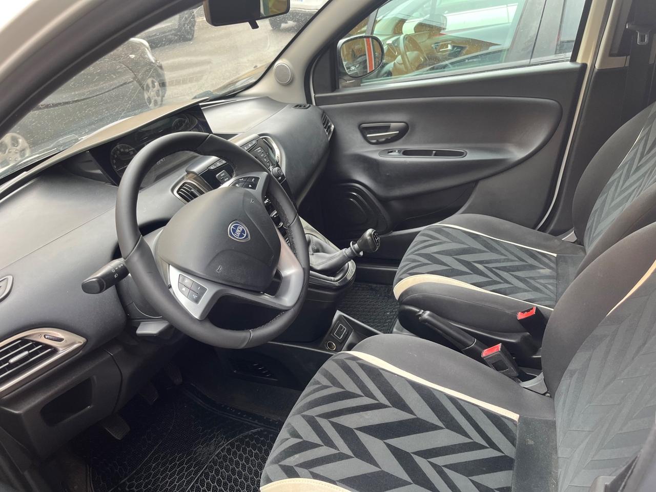 Lancia Ypsilon 0.9 TwinAir 85 CV 5 porte Metano Ecochic Silver
