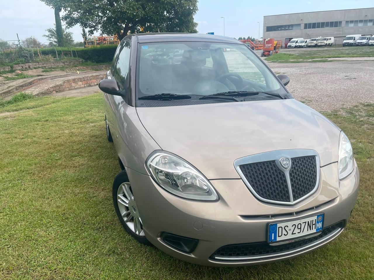 Lancia Ypsilon 1.3 MJT 75 CV Versus