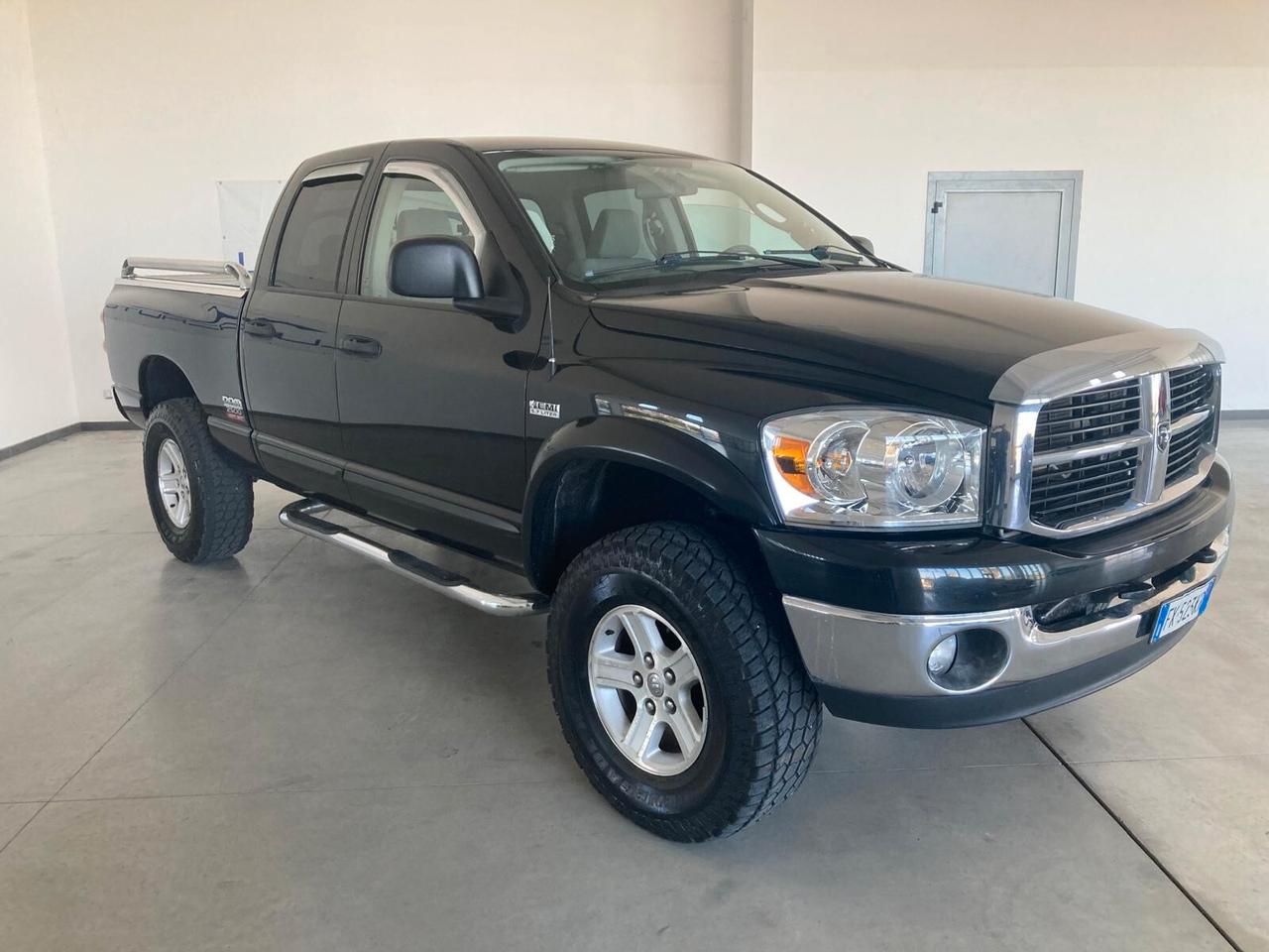 Dodge RAM 2500 4X4 5.7 LITER HEMI MAGNUM SLT