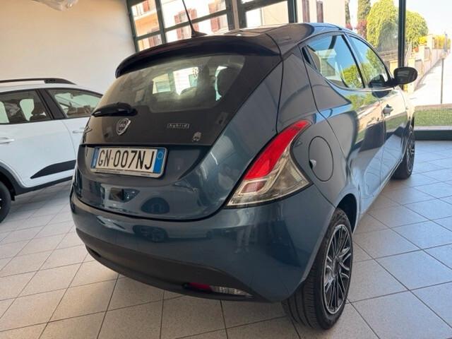 Lancia Ypsilon Hybrid by Alberta Ferretti soli 35000 km. telecamera post.