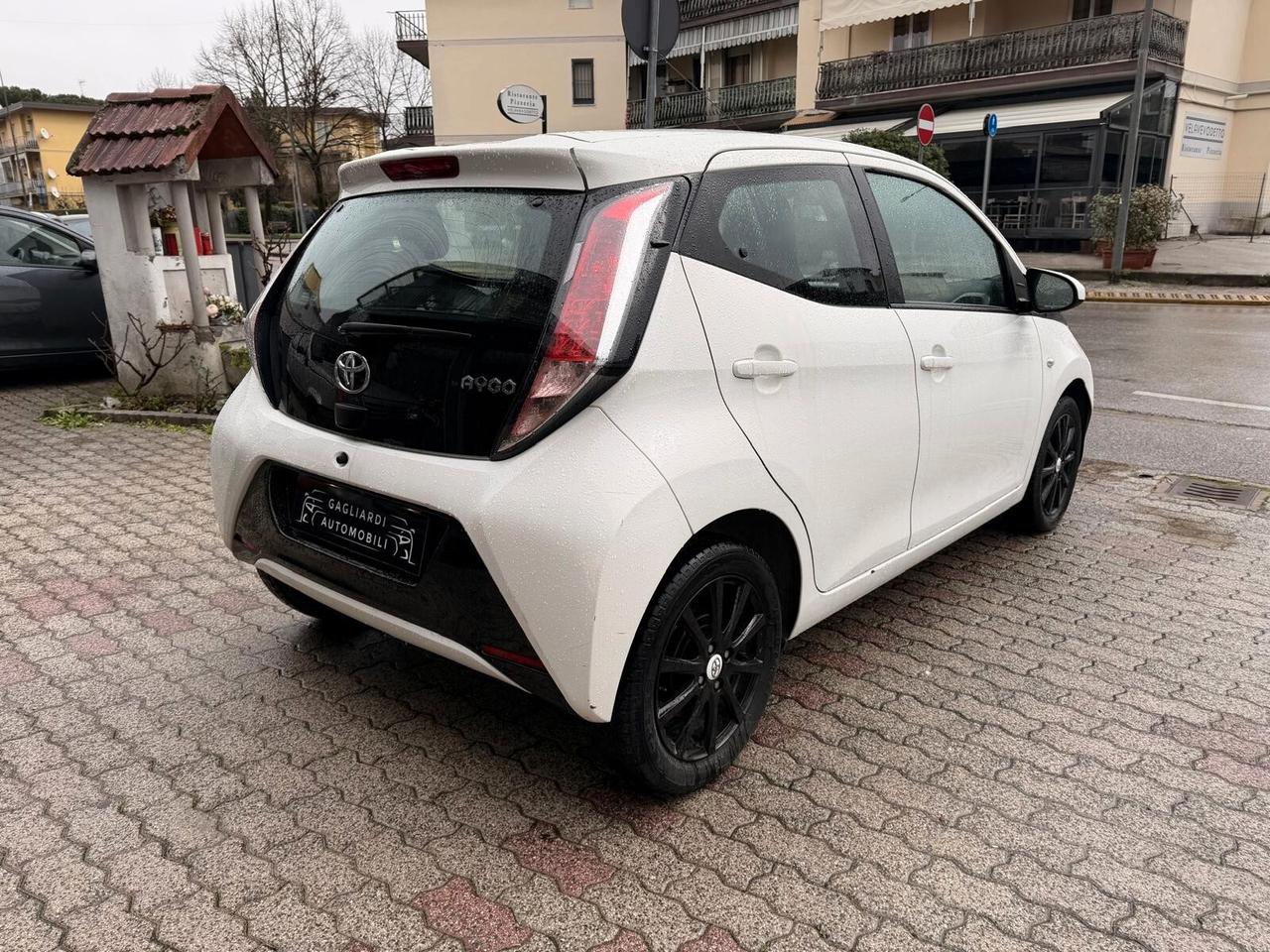 Toyota Aygo 1.0 VVT-i 69 CV 5 porte x-black
