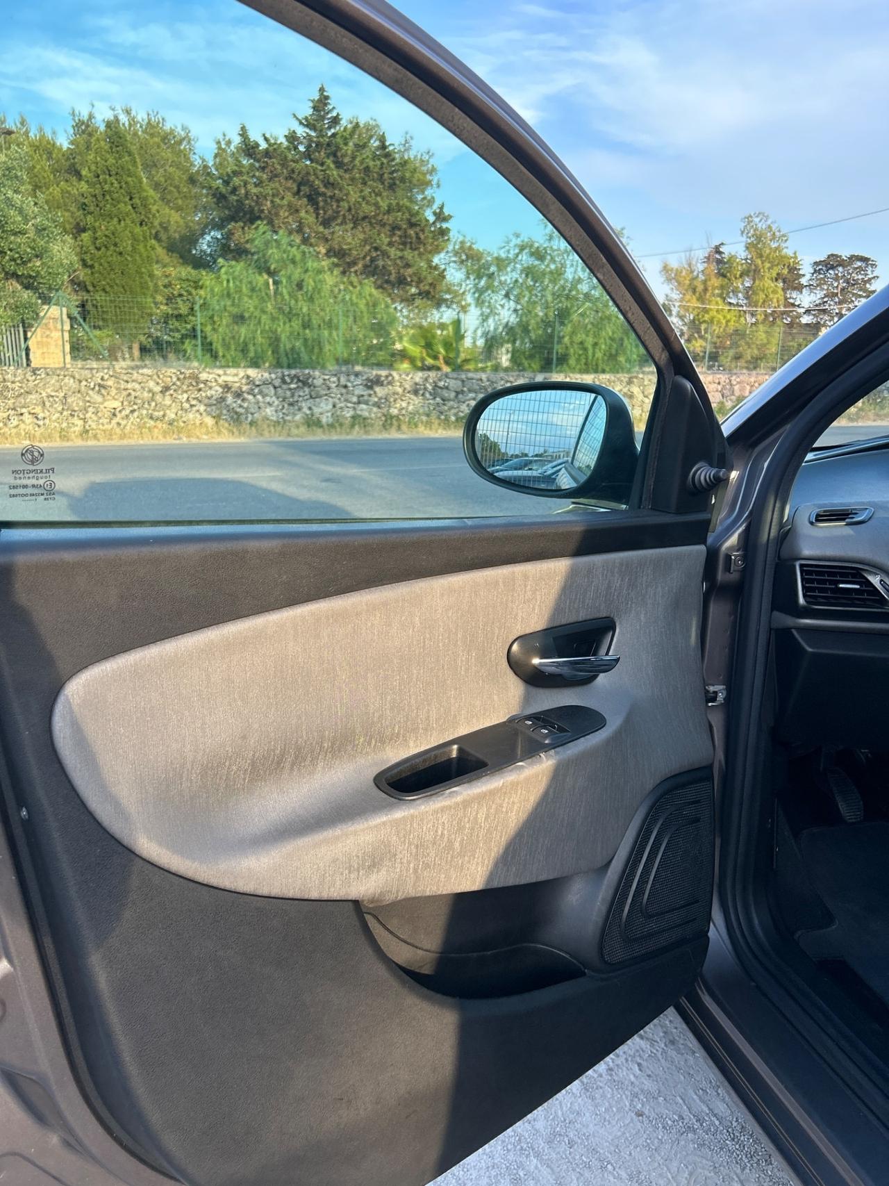 Lancia Ypsilon 1.3 MJT 5 porte-2012