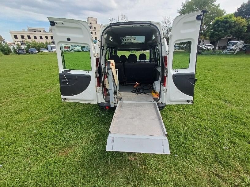 Fiat Doblò 1.9 MJT 120 CV con pedana per disabili
