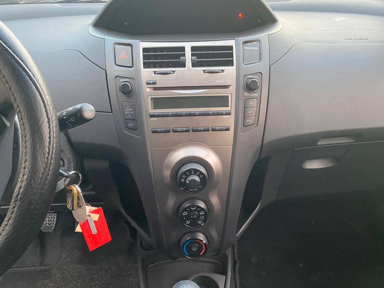 Toyota Yaris 1.0benz 5 porte 69cv restyling full 2011