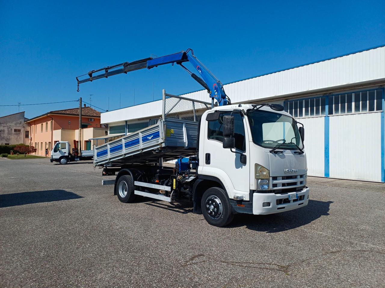 ISUZU 110 CON GRU PM 8024 E CASSONE RIBALTABILE