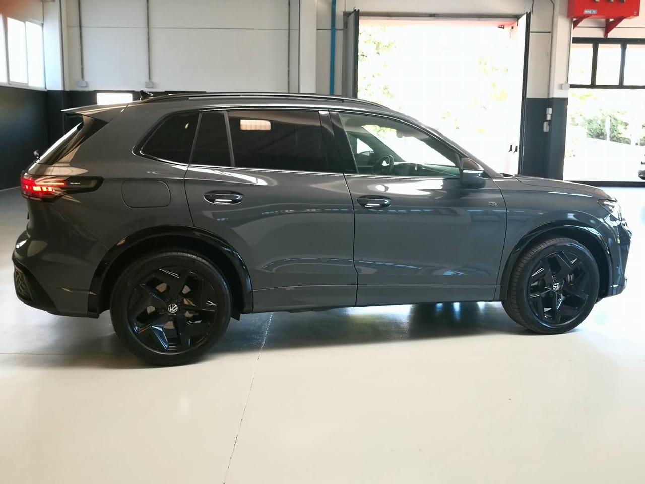 Volkswagen Tiguan 2.0 TDI 150 CV DSG R-Line ***TELECAMERA***SEDILI MASSAGGIANTI***