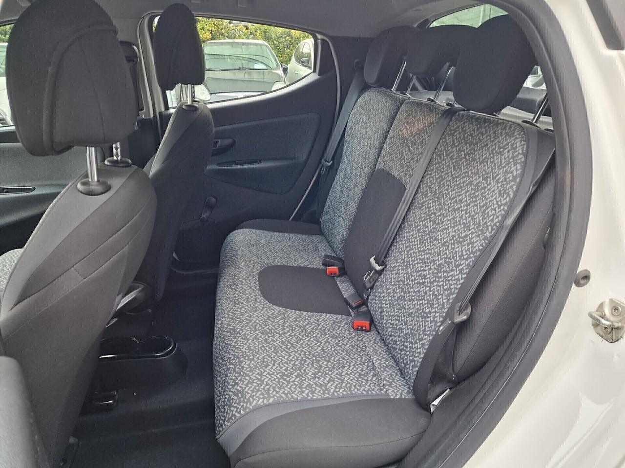 Lancia Ypsilon 1.0 FireFly S&S Hybrid Ecochic Silver