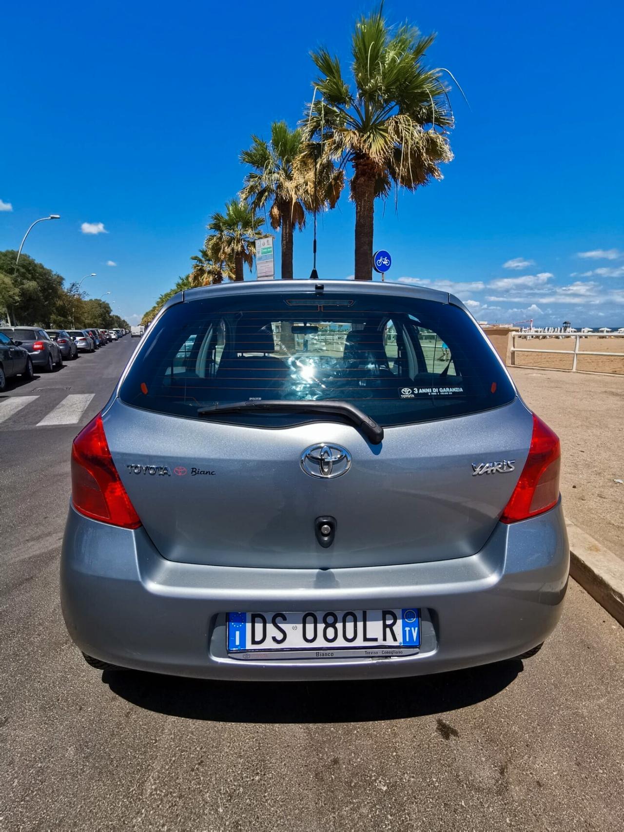 Toyota Yaris 1.3 5P. Sol solo km.97000