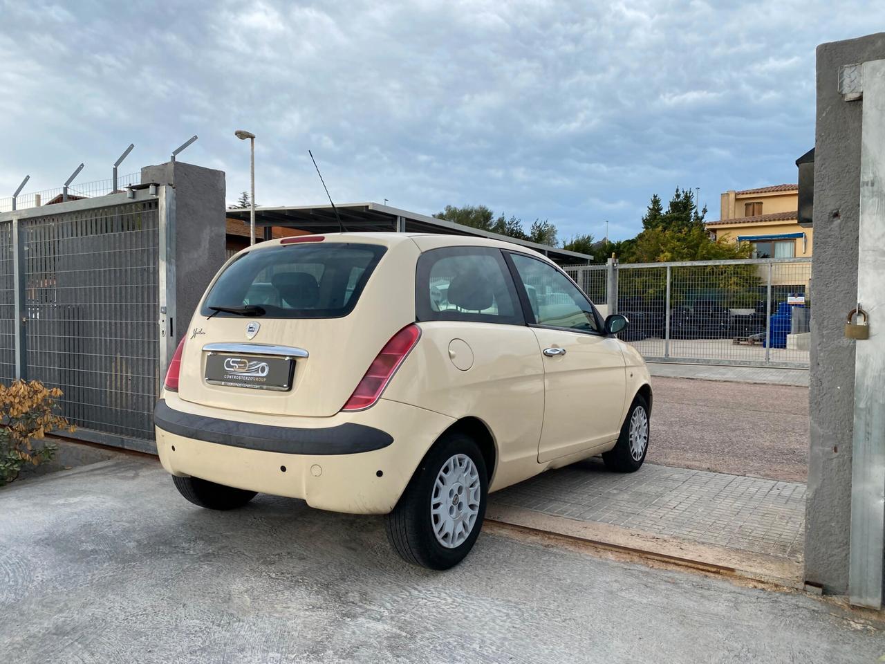 Lancia YPSILON NEOPATENTATI - BENZINA