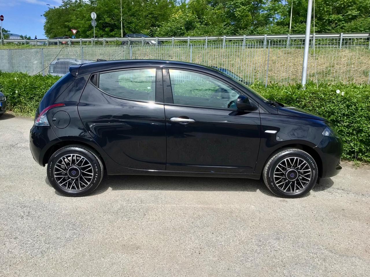 Lancia Ypsilon 1.0 FireFly 5p Hybrid Platino