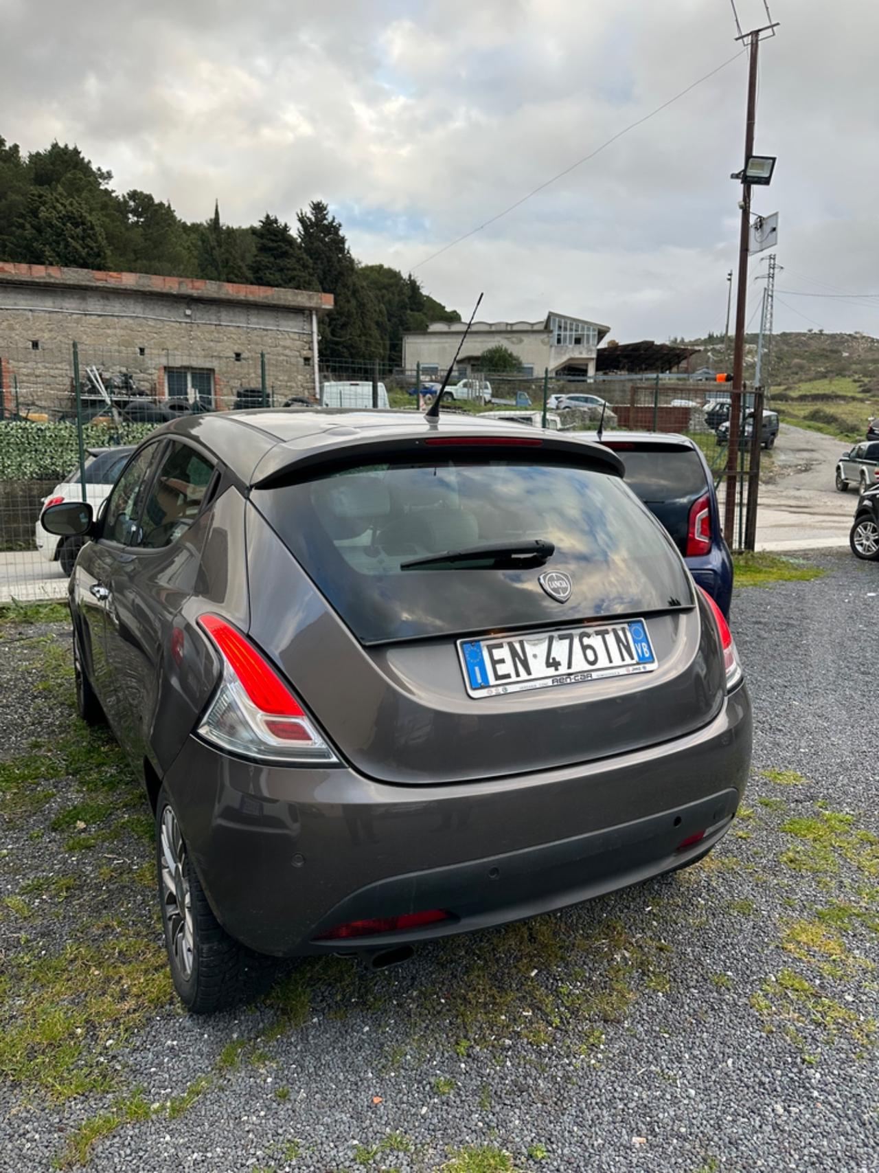 Lancia Ypsilon 1.2 69 CV 5 porte S&S Silver