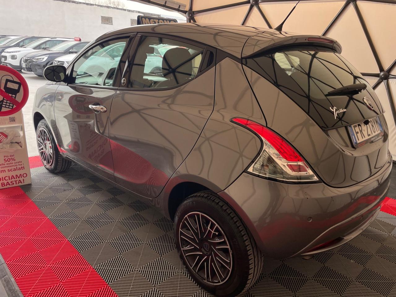 Lancia Ypsilon 0.9 TwinAir 85 CV 5 porte Metano Ecochic Platinum