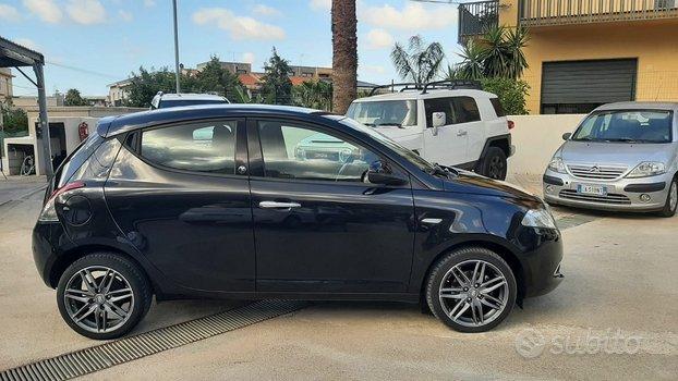 Lancia Ypsilon 1.3 MJT 95 CV 30th Anniversary