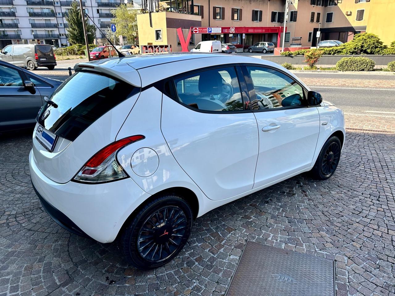 Lancia Ypsilon 1.2bz 69Cv 5P - Neopatentati