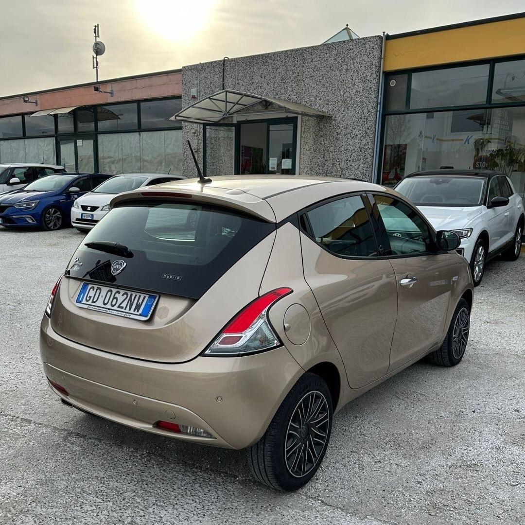 Lancia Ypsilon 1.0 Hybrid ok neo patentati