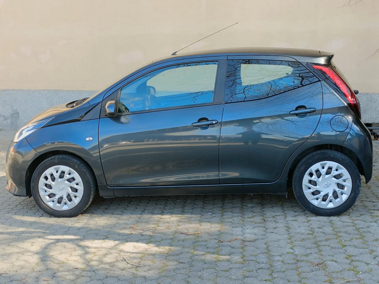 Toyota Aygo Connect 1.0 VVT-i 72 CV 5 porte x-play