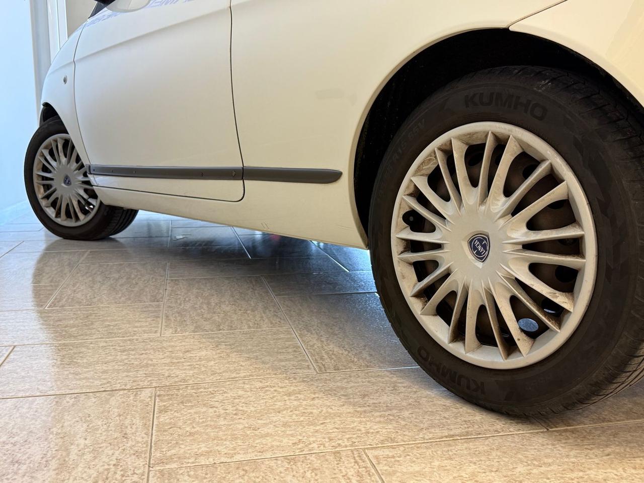 Lancia Ypsilon 1.3 Multijet MOMO DESIGN #6542