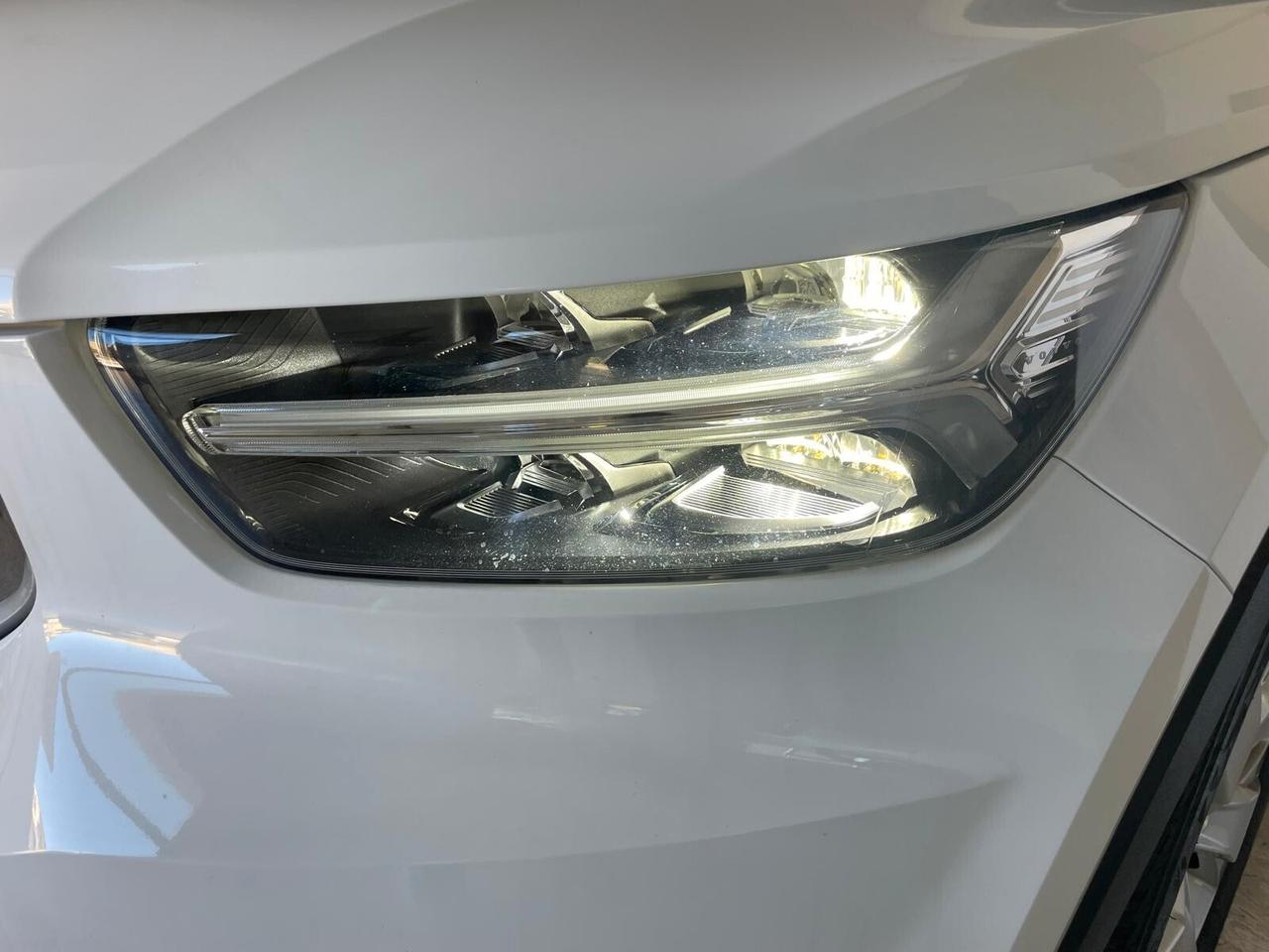 VOLVO XC40 D3 MOMENTUM "MAI VISTA UNA SIMILE"
