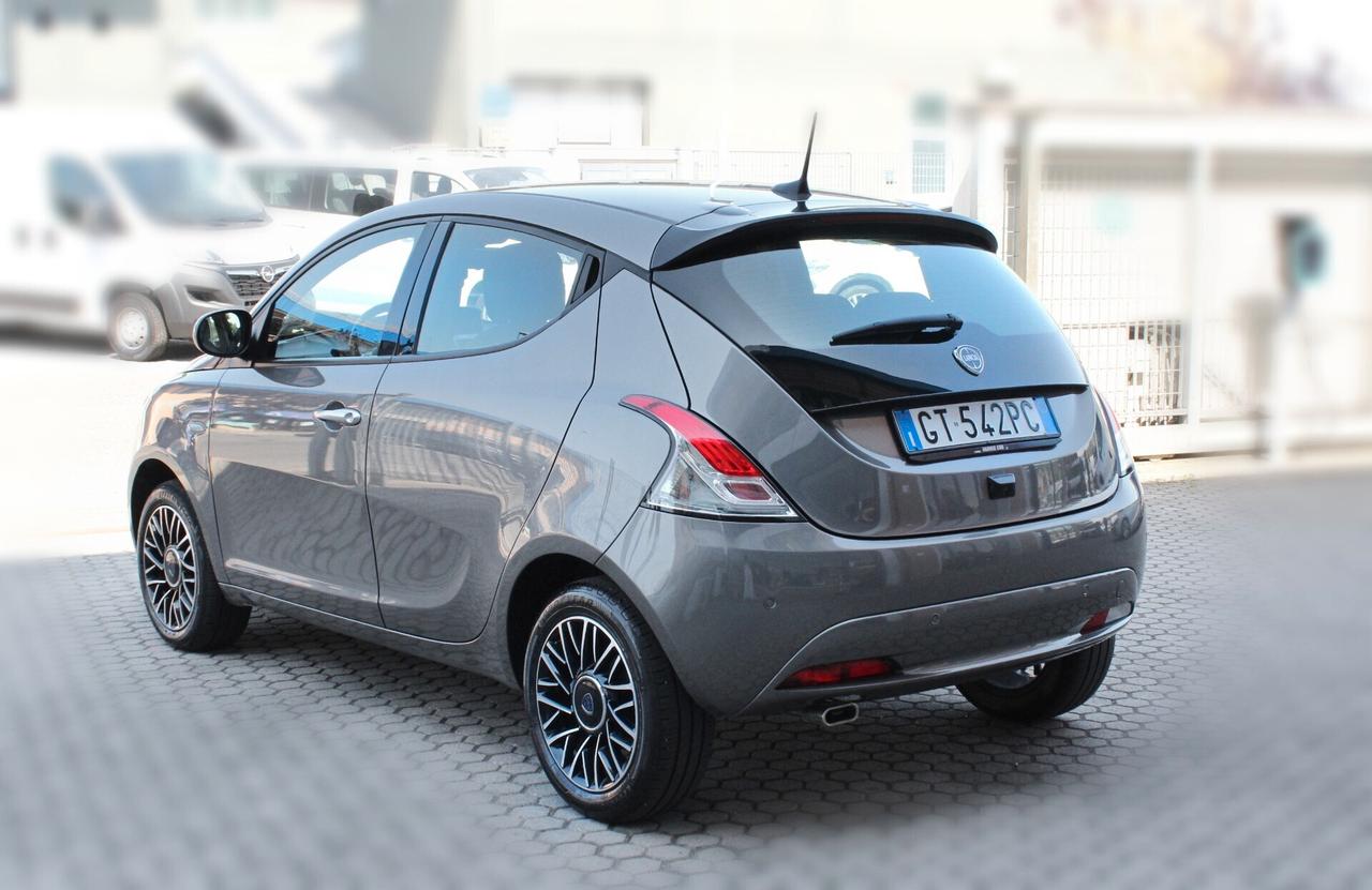 Lancia Ypsilon 1.0 FireFly 5 porte S&S Hybrid Platino-OK NEOPATENTATI