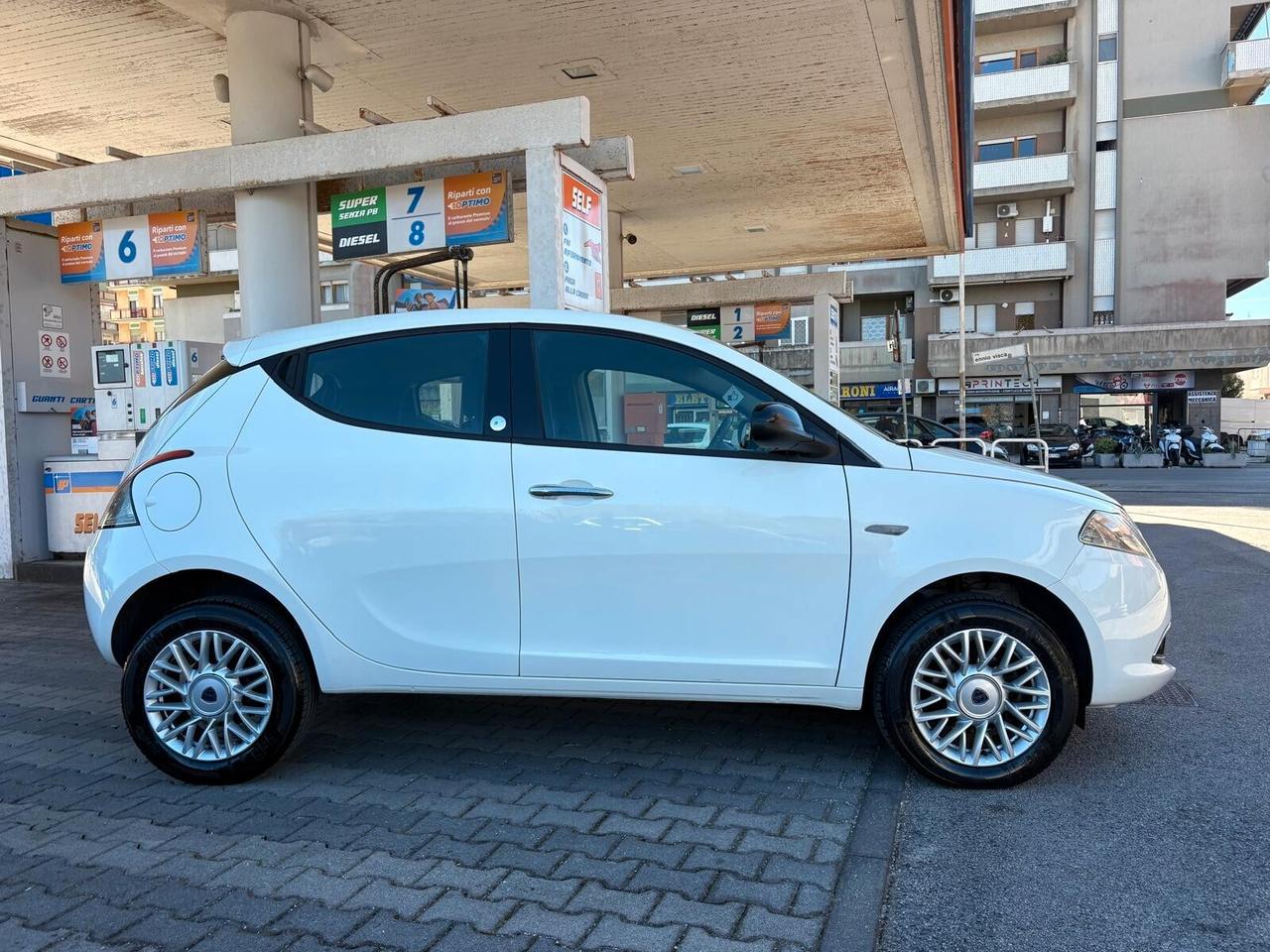 Lancia Ypsilon 0.9 TwinAir 85 CV 5 porte Metano Ecochic Elle