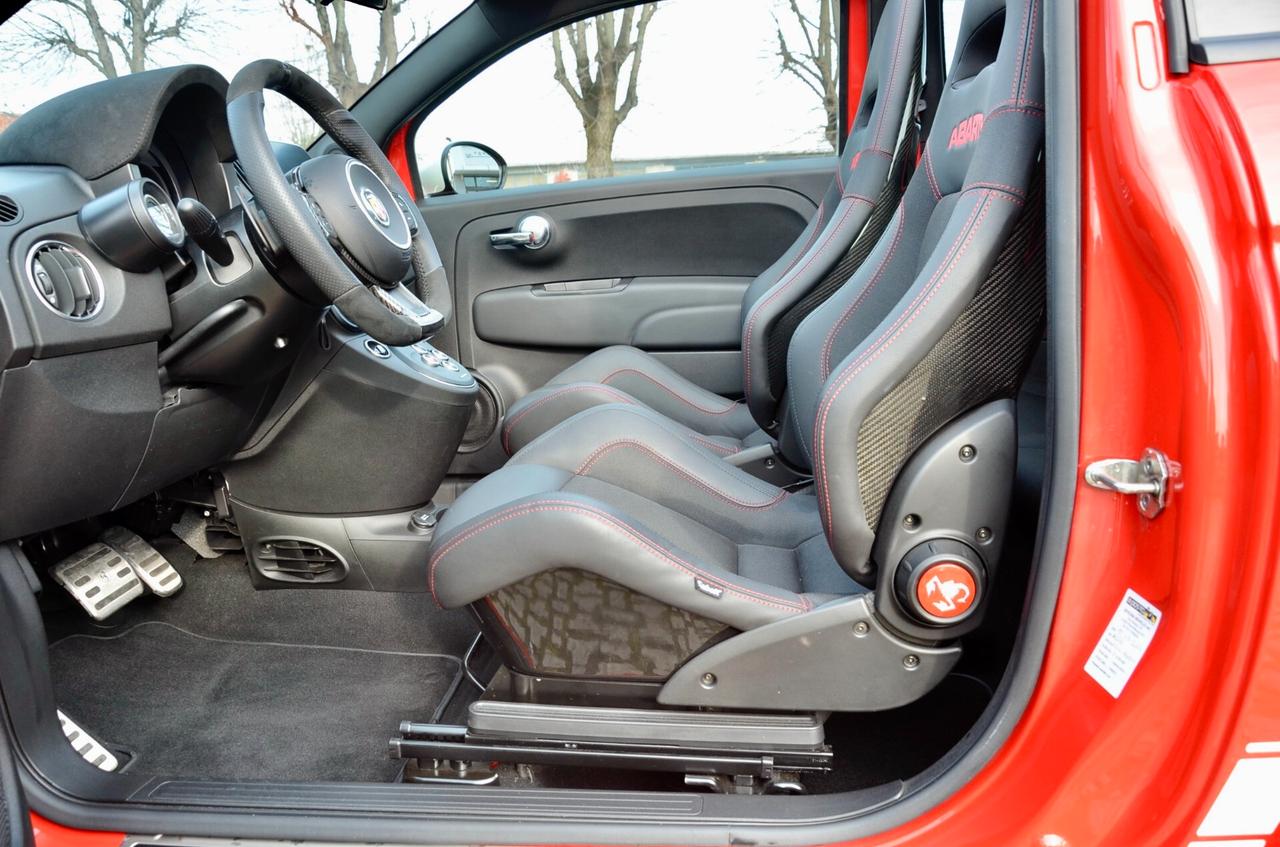 ABARTH 595C 1.4 T-JET ESSEESSE 180cv AUT, PARI AL NUOVO, UFF ITALIANA, AKRAPOVIC, SEDILI IN CARBONIO, 17", PERMUTE