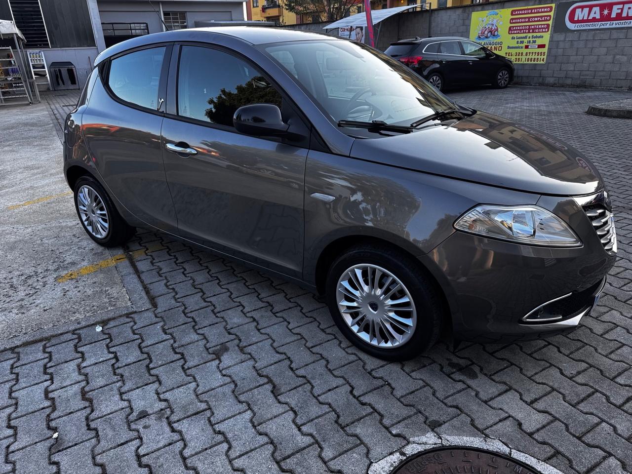 Lancia Ypsilon 1.2 69 CV 5 porte Platinum neopatentati