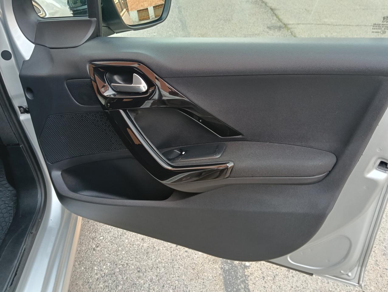 Peugeot 208 PureTech 82 5 porte Allure