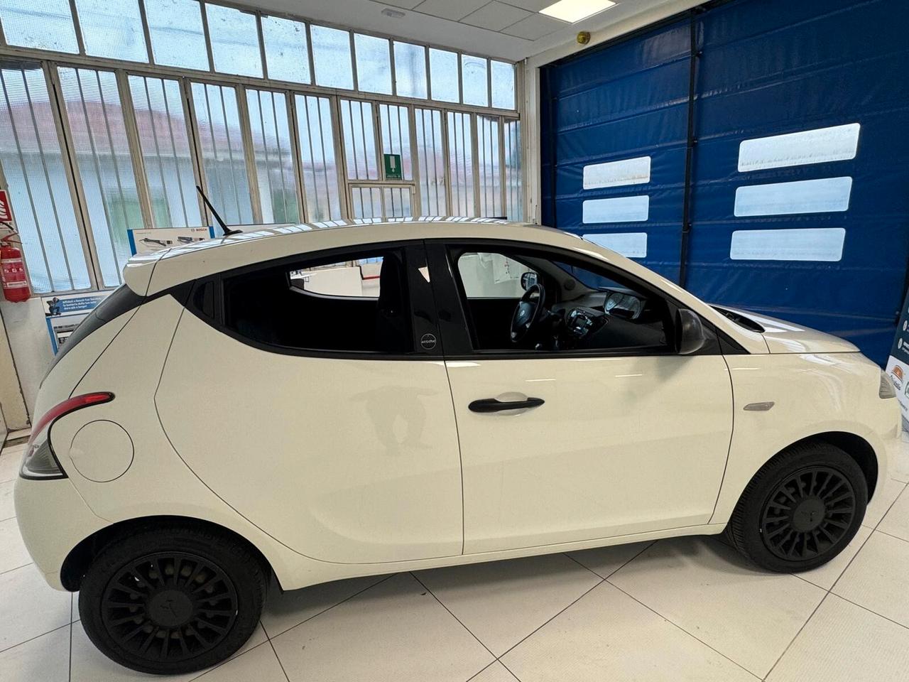 Lancia Ypsilon 1.0 FireFly 5 porte S&S Hybrid Ecochic Silver