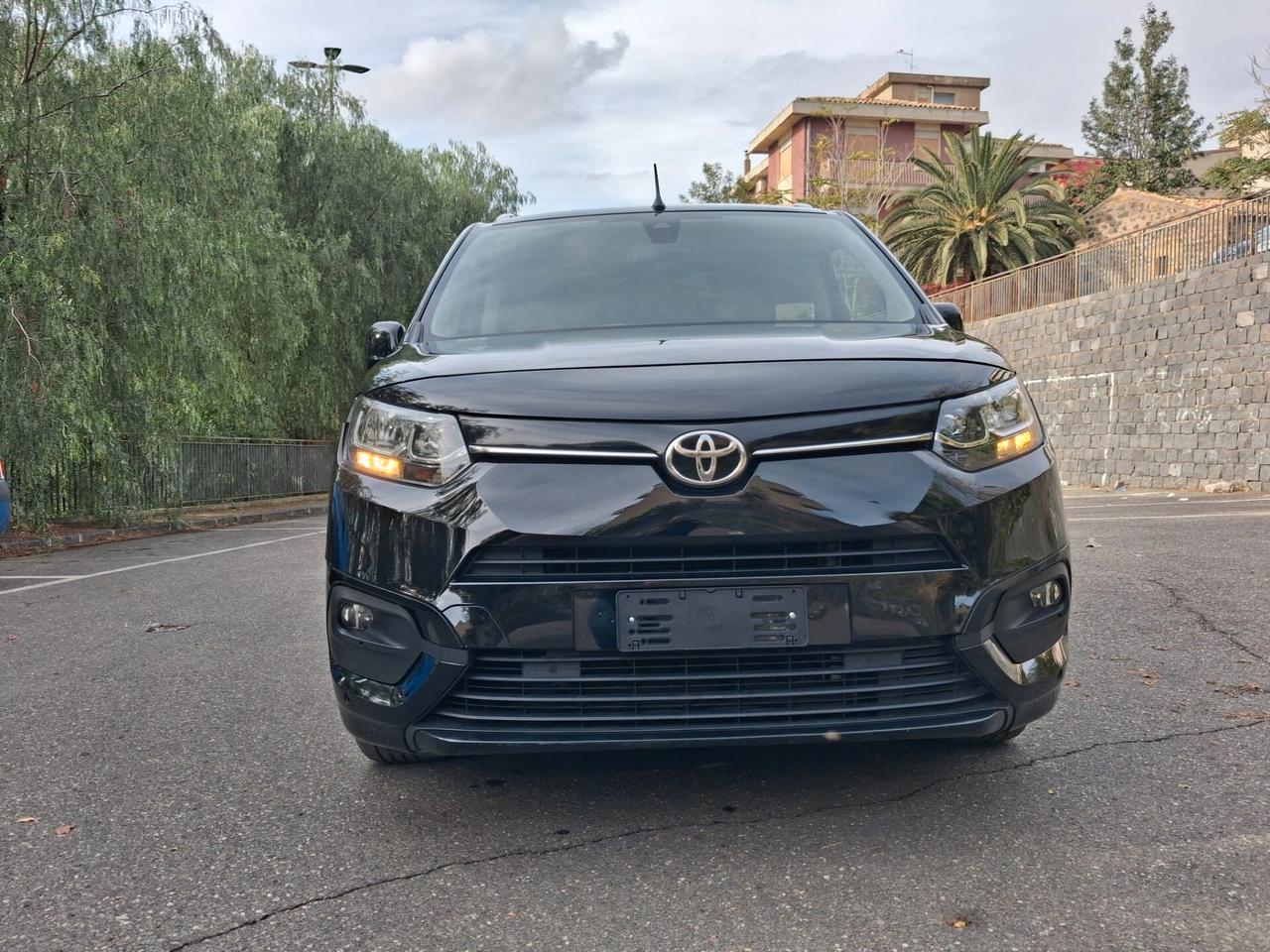 Toyota Proace Pianale ribassato con rampa disabili in carrozzina