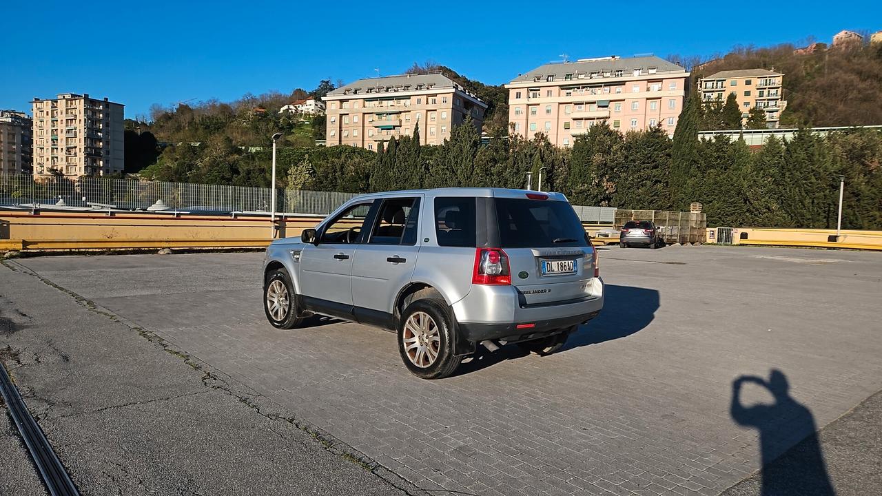 LAND ROVER FREELANDER 2.2 TD4 HSE AUTOMATICA – PELLE – NAVI – SUPER ACCESSORIATA Proponiamo bellissima Land Rover Freelander 2.2 TD4 HSE automatica, una delle versioni più complete e ricercate della gamma. Vettura molto bella di carrozzeria e molto