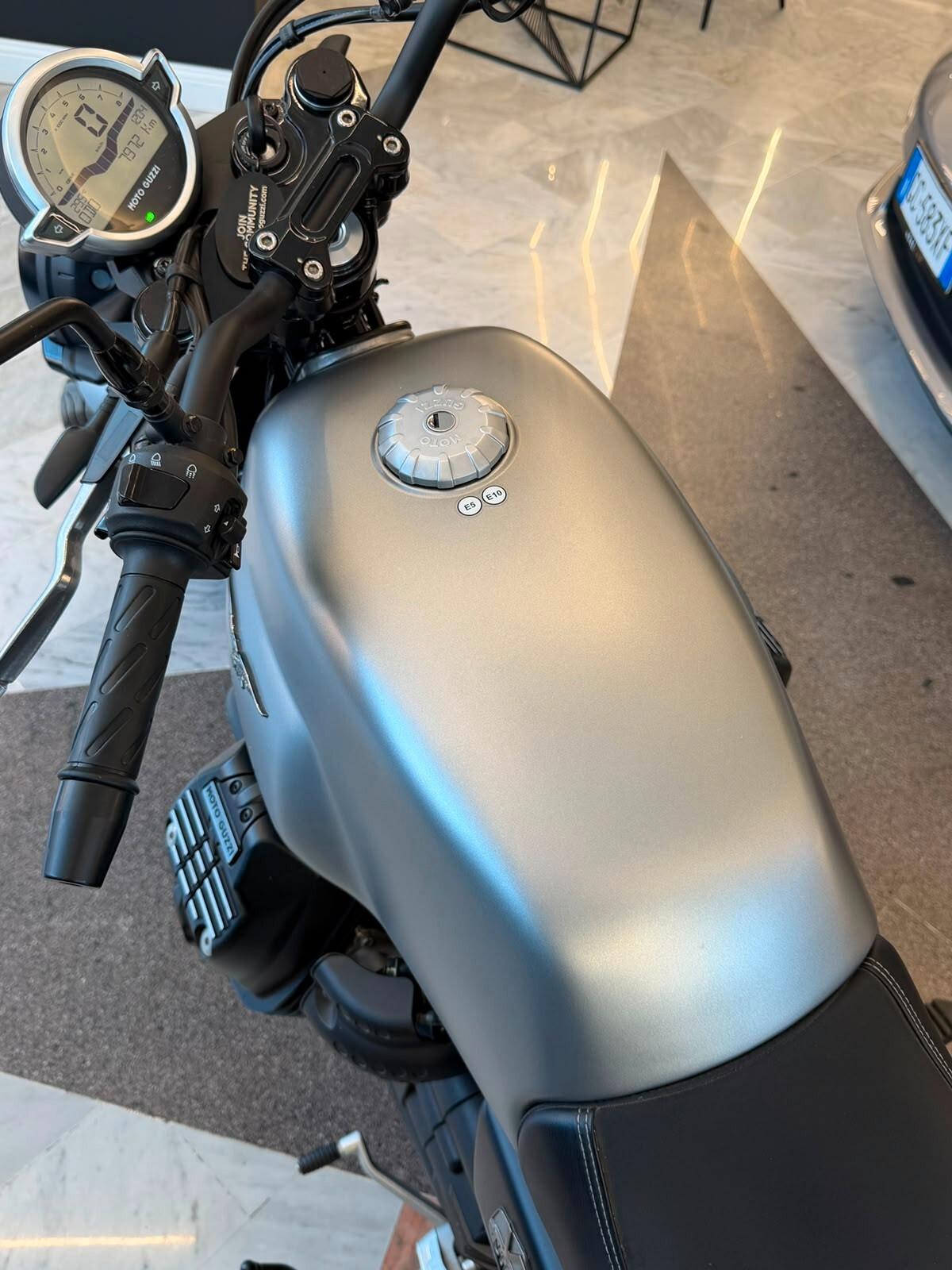 Moto Guzzi V7 exclusive 2023