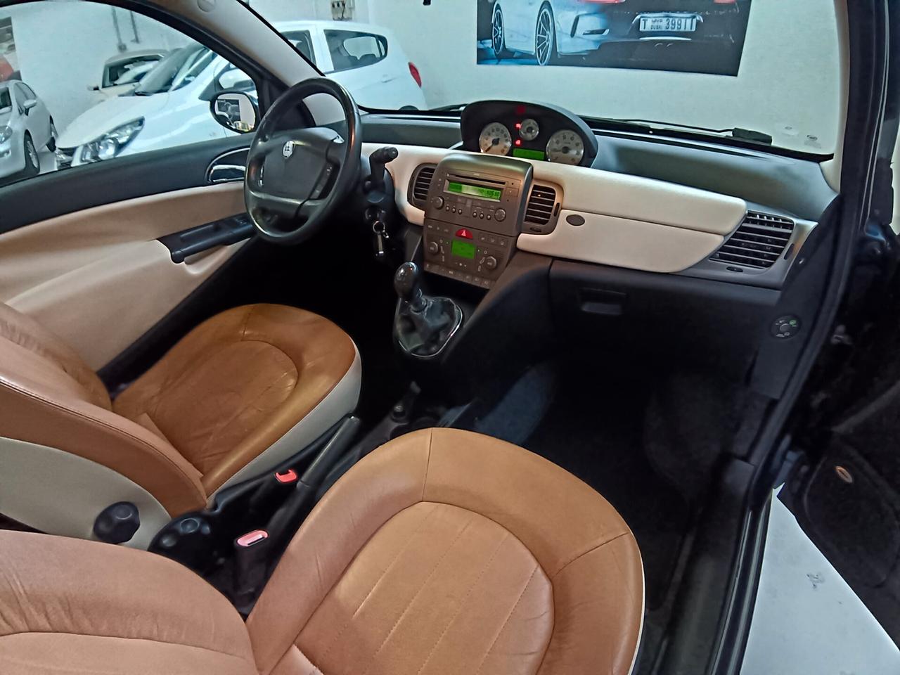 Lancia Ypsilon 1.2 16V Platino