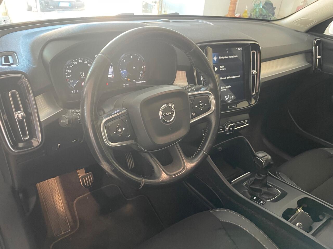 VOLVO XC40 D3 MOMENTUM "MAI VISTA UNA SIMILE"