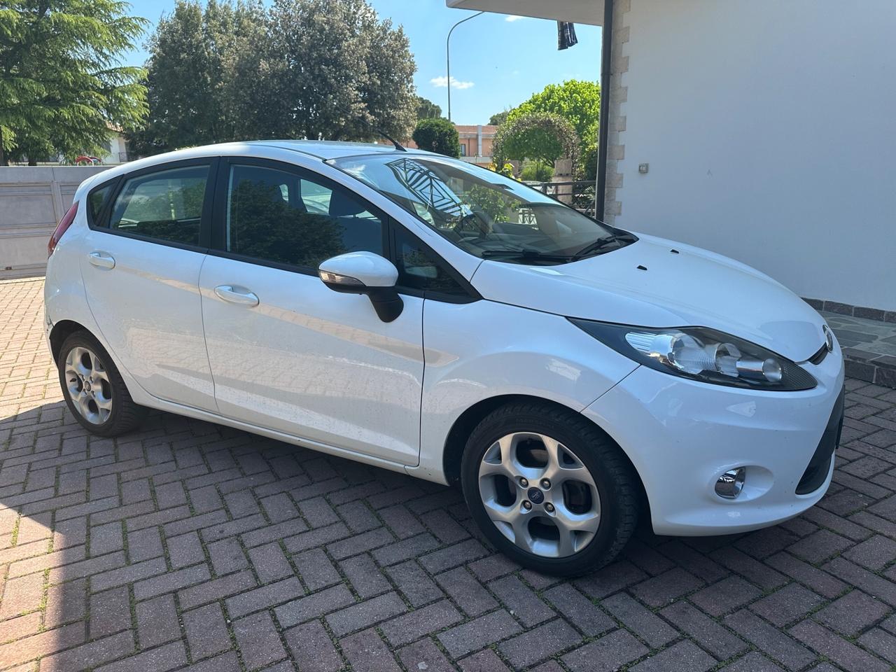 Ford Fiesta 1.4 16V 5p. Bz.- GPL Titanium Bs.