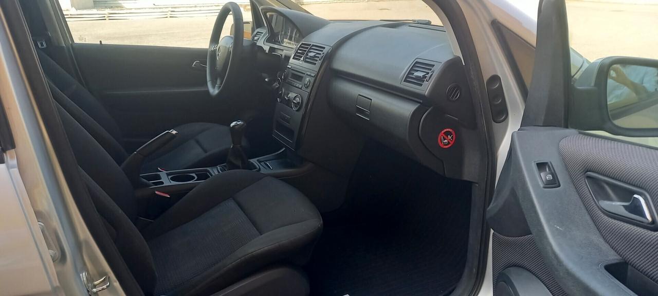 Mercedes-Benz Classe A 160 BlueEFFICIENCY Benzina cc. 1.5 CV. 95 - 5 Porte 5 Posti Euro 5 Utilizzabile anche per i Neopatentati.