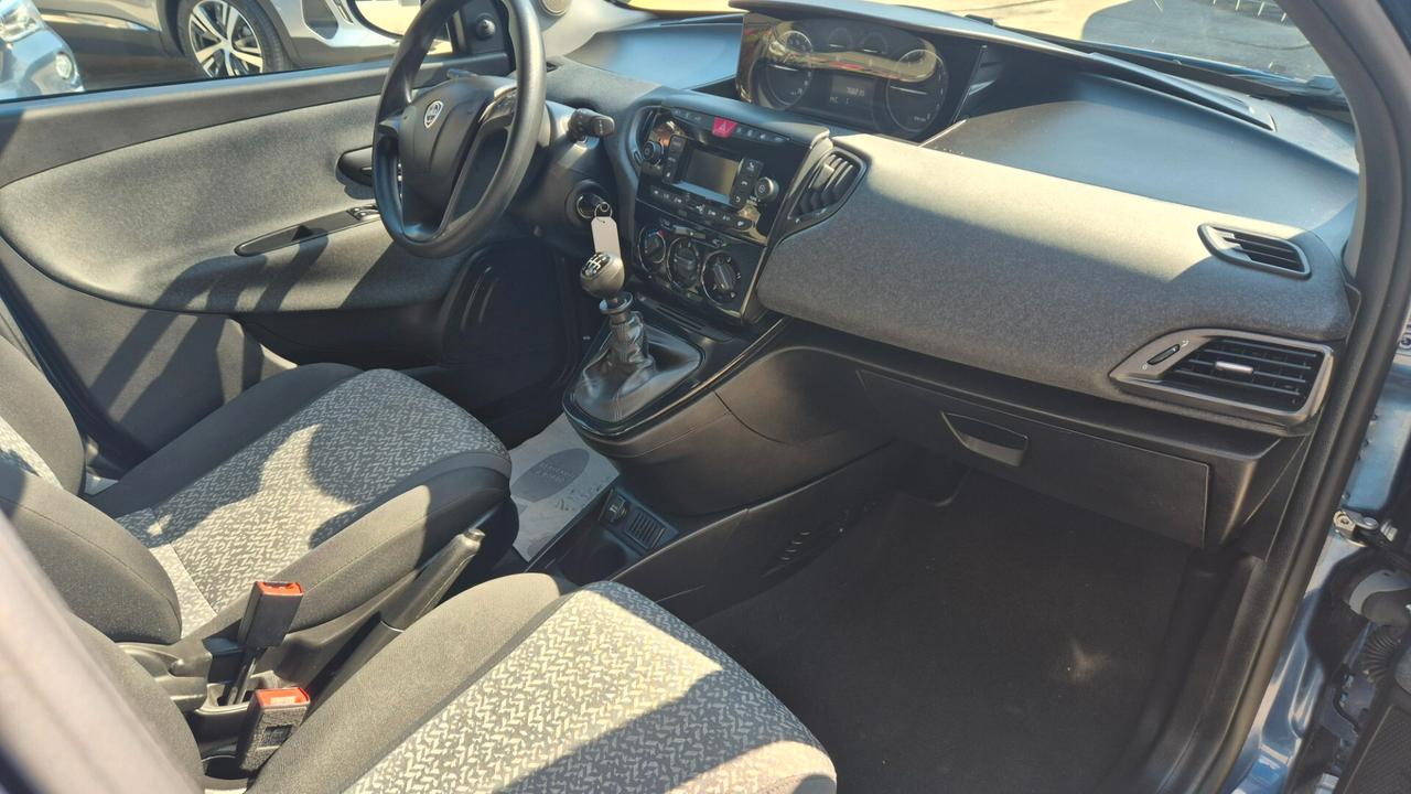 Lancia Ypsilon 1.0 FireFly 5 porte S&S Hybrid Silver