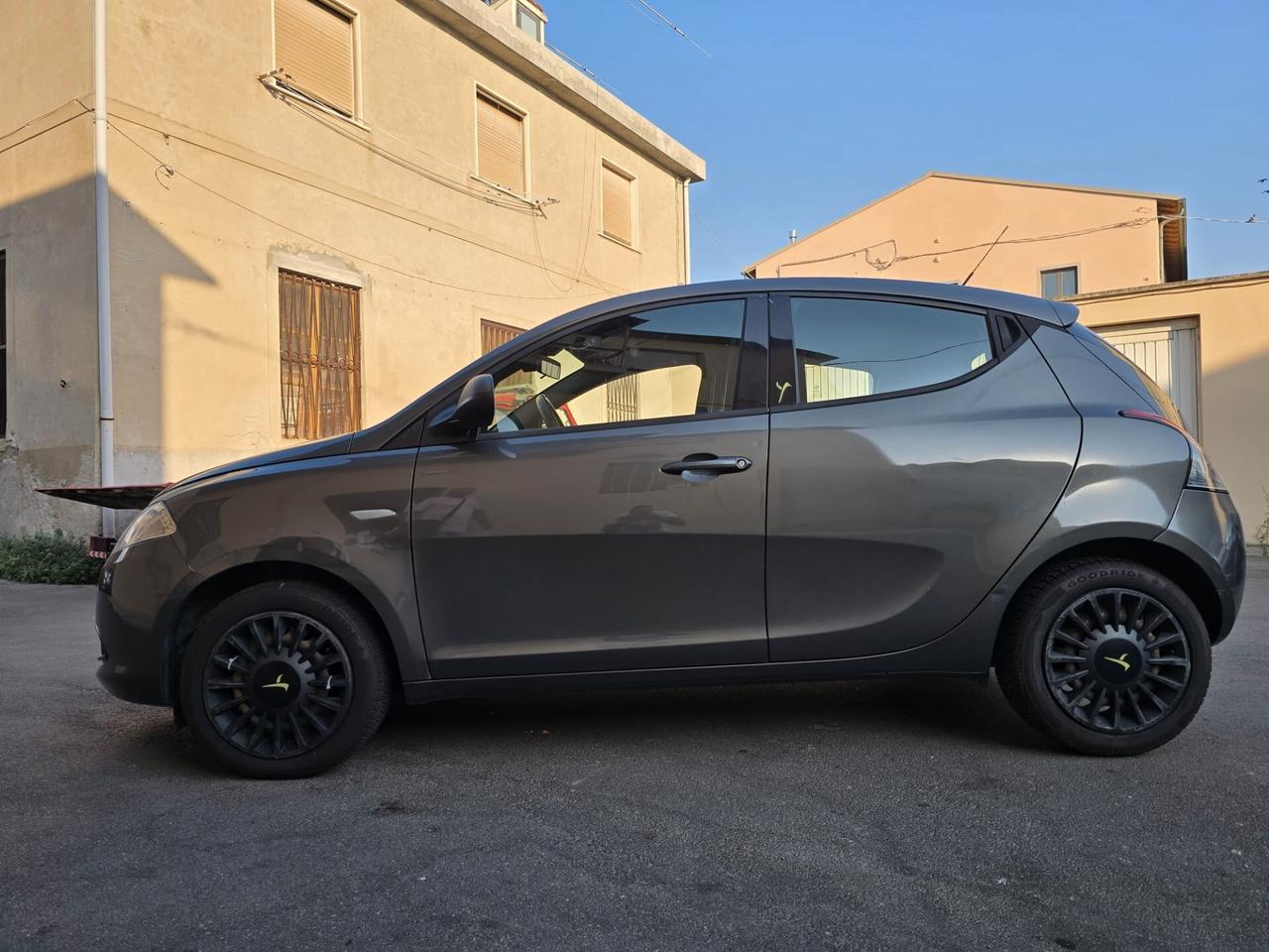 Lancia Ypsilon 1.2 69 CV 5 porte S&S Platinum