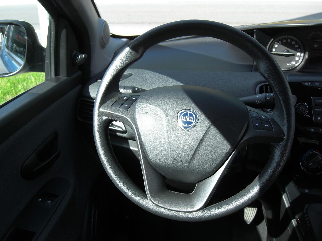 Lancia Ypsilon 1.0 FireFly Hybrid