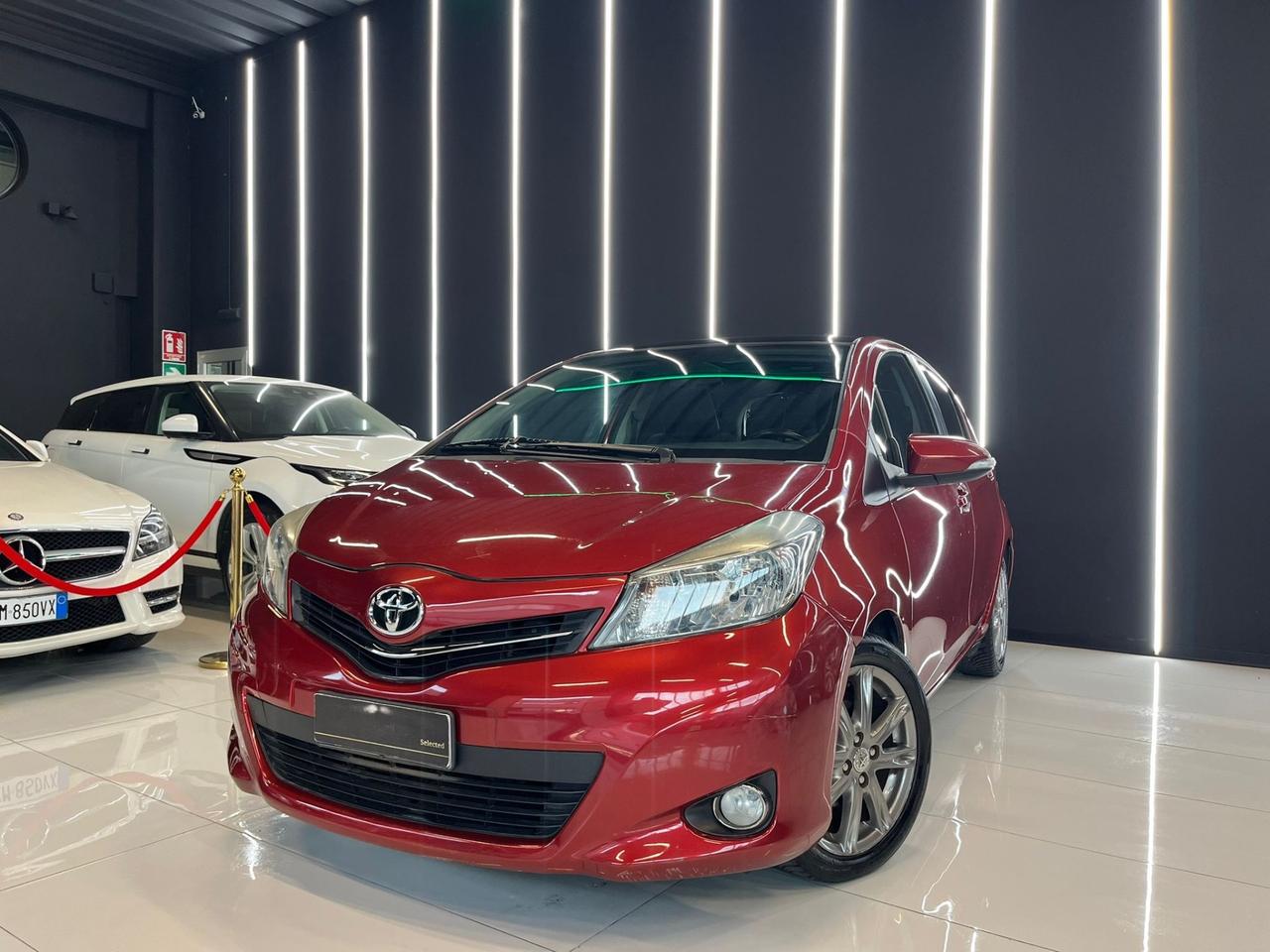 Toyota Yaris 1.4 D-4D 5 porte Lounge TETTO OK NEOPATENTATI