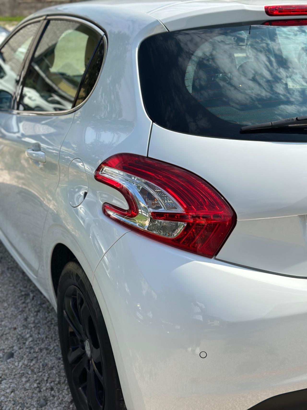 Peugeot 208 1.4 HDi 68 CV 5P ALLURE NEOPAT KMCERT