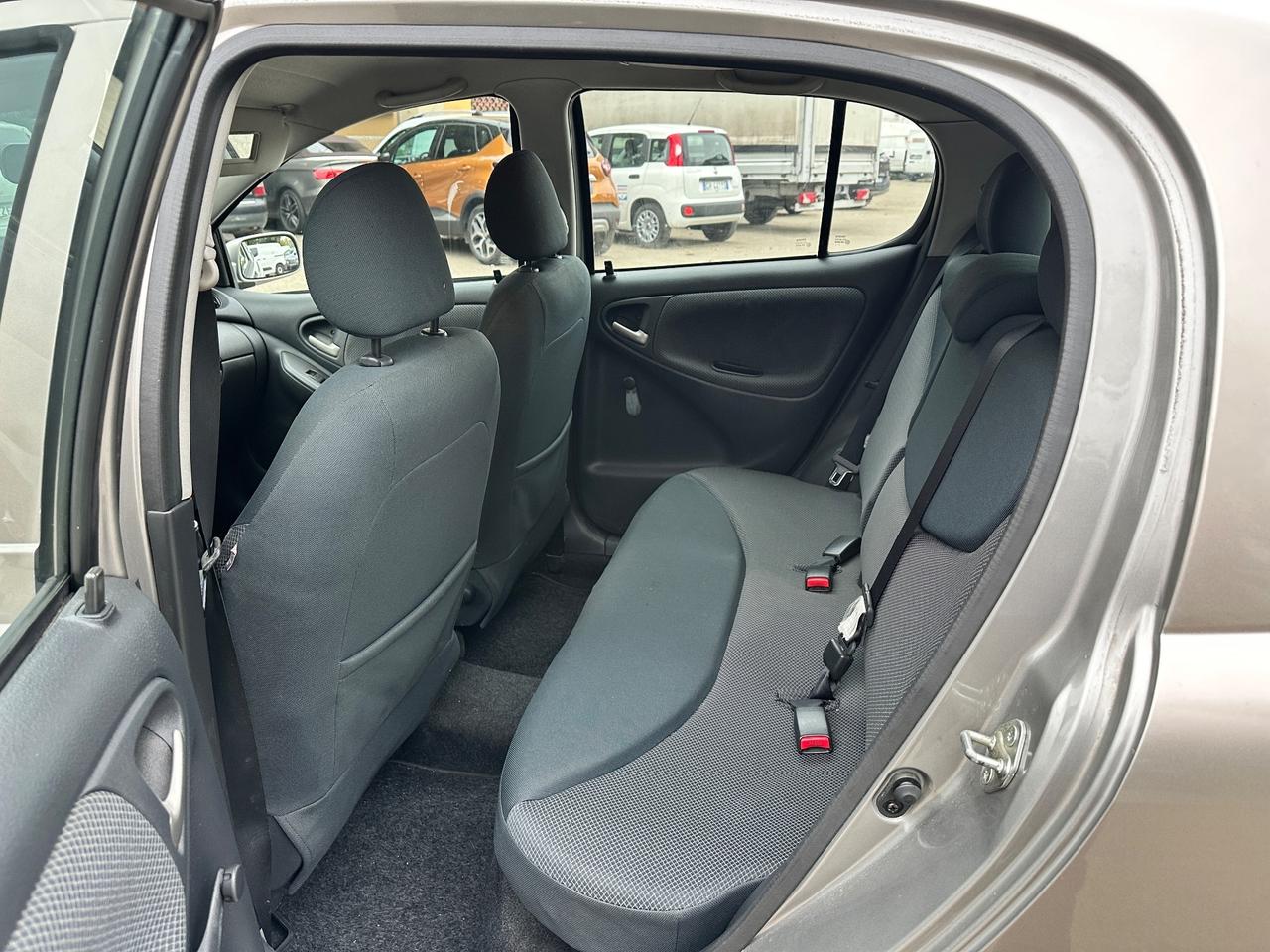 Toyota Yaris 1.0i 16V cat 5 porte Sol