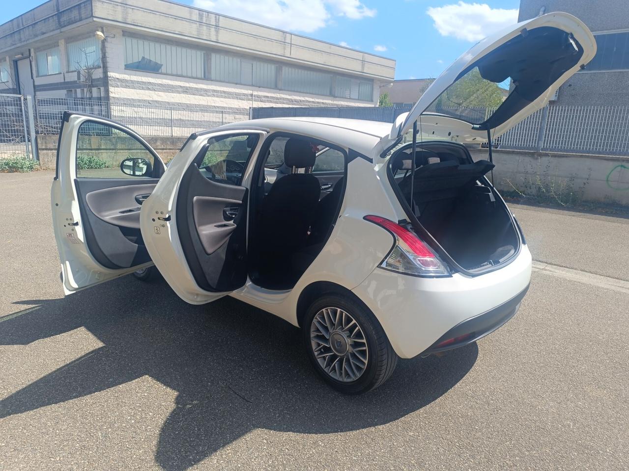 Lancia Ypsilon 1.3 MJT 75 CV SOLAMENTE 129.000 KM