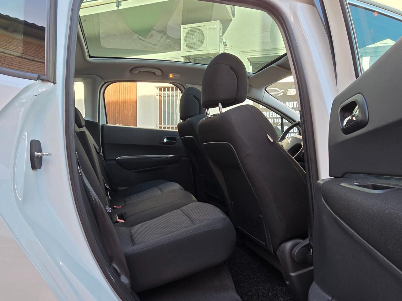 Peugeot 3008 1.6 HDi 112CV cambio robotizzato Business