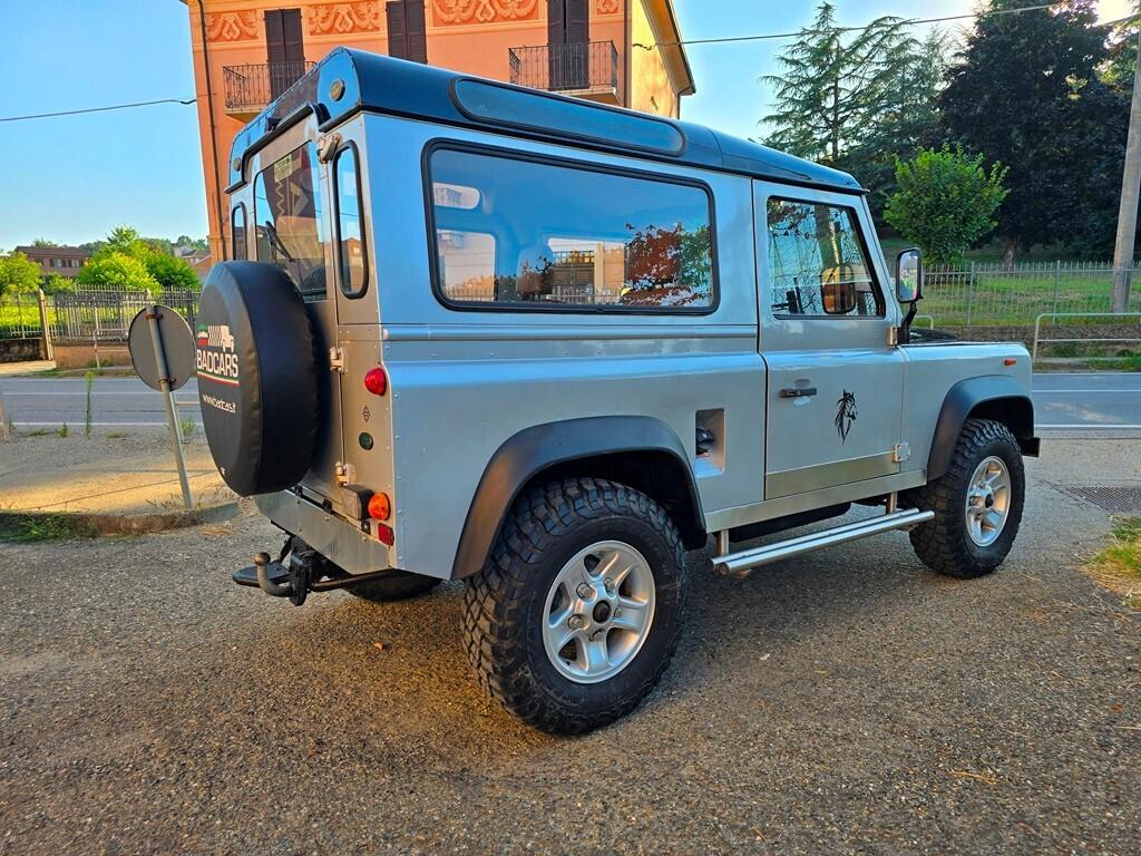 Land Rover Defender 90 TDI 200 RESTAURATA!