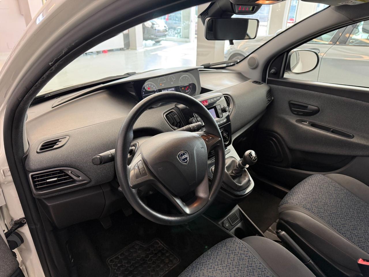 Lancia Ypsilon 1.0 FireFly 5 porte S&S Hybrid Silver