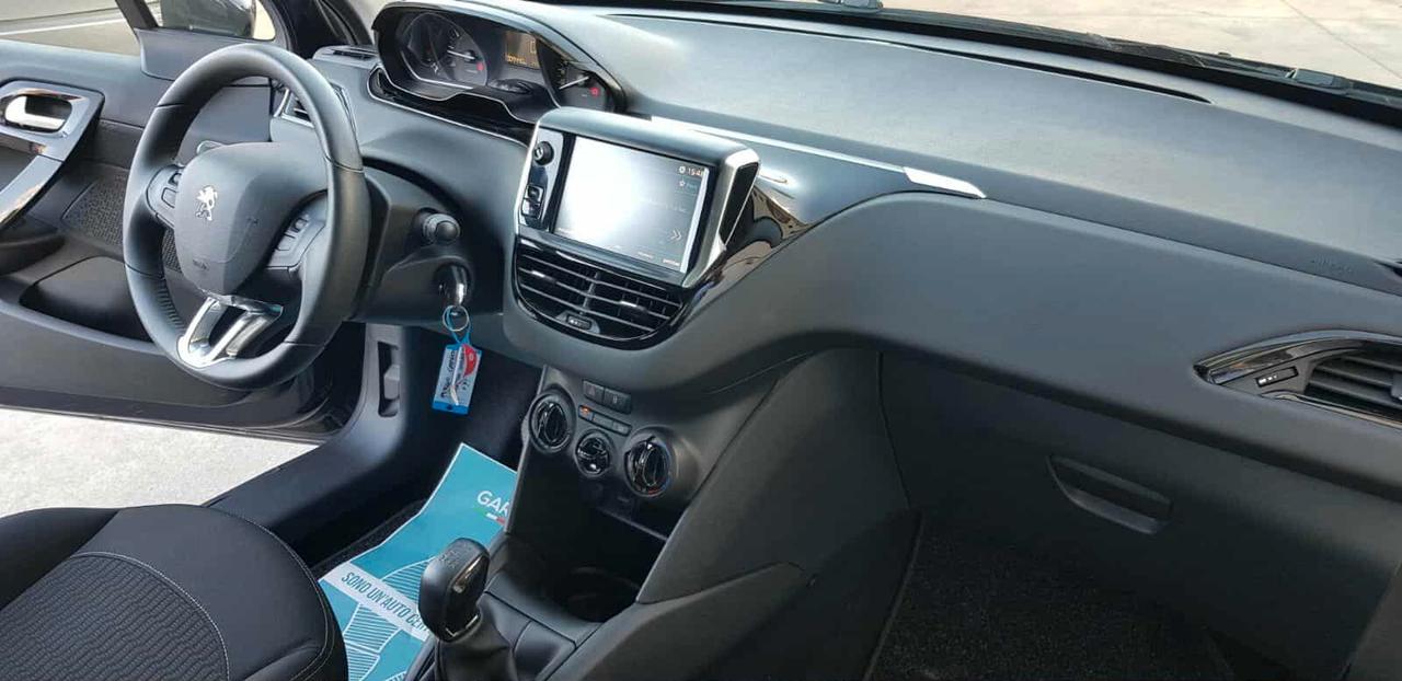 Peugeot 208 PureTech 82 Style "KM 9400"